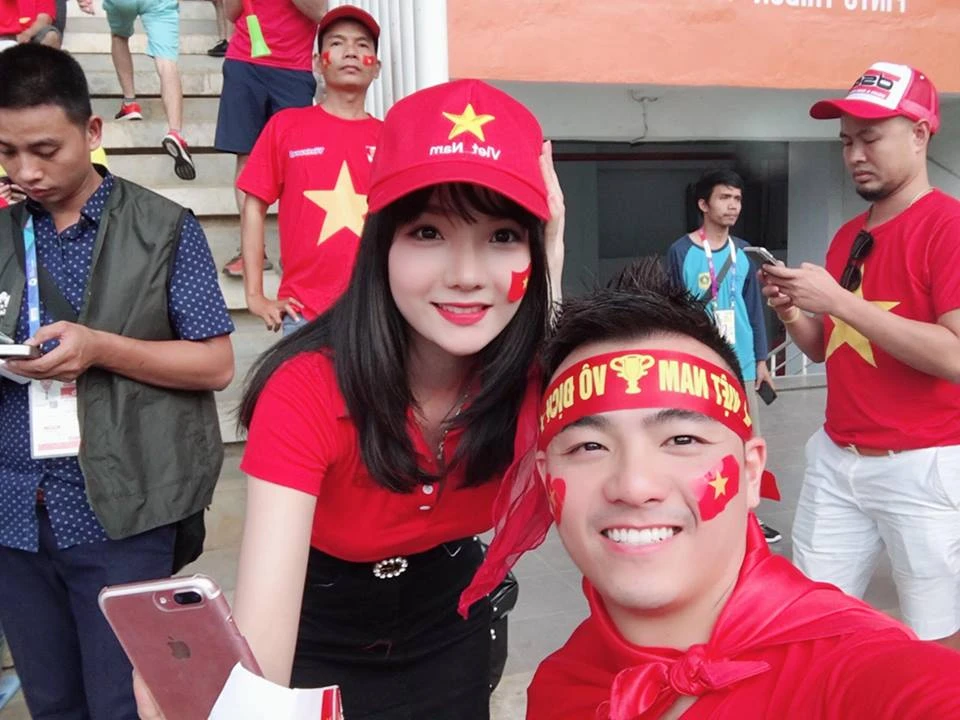 Vẻ nóng bỏng của nữ cổ động viên Việt được báo Hàn săn lùng