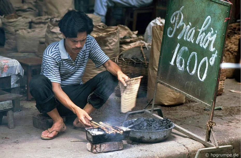 Ảnh độc: Kỳ thú ẩm thực vỉa hè Hà Nội năm 1991-1992