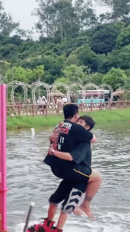 Chơi đứng nước flyboard, 2 thanh niên ngoi lên ngụp xuống liên tục 