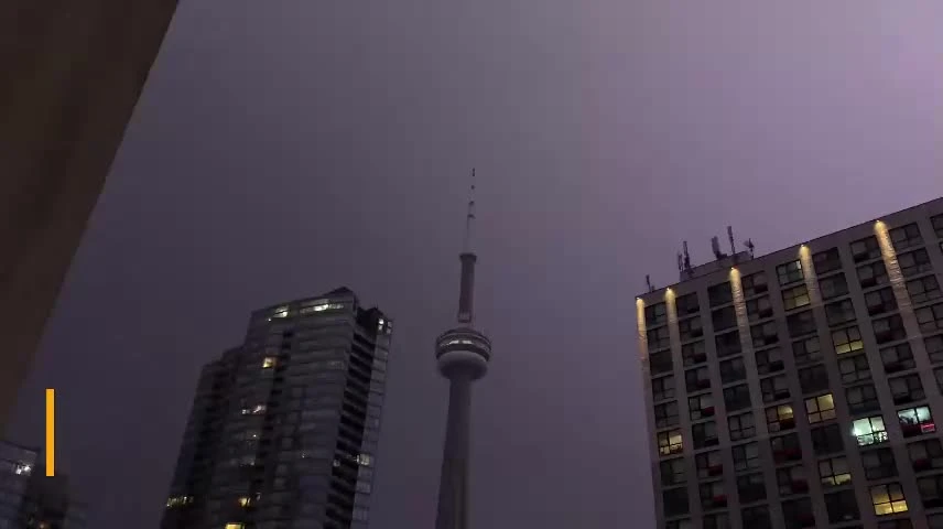 Video: Sét đánh liên tiếp 6 lần xuống tháp CN ở Canada