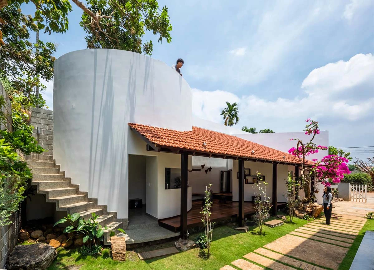 Ngôi nhà không cửa, mái ngói đỏ rực giữa nền trời