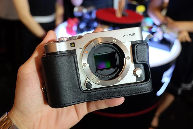 Trên tay máy ảnh Fujifilm X-A3 có màn hình lật chụp selfie
