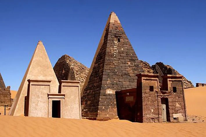 Kỳ bí 200 kim tự tháp nghìn tuổi sừng sững giữa sa mạc Sudan 