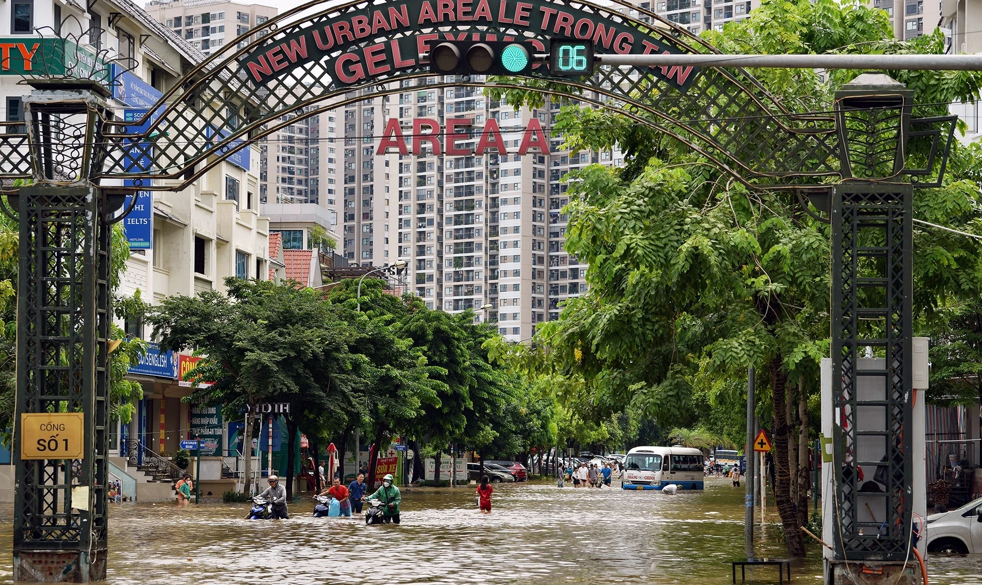 Khu biệt thự 'thiên đường' ở Hà Nội chìm sâu trong nước suốt 2 ngày