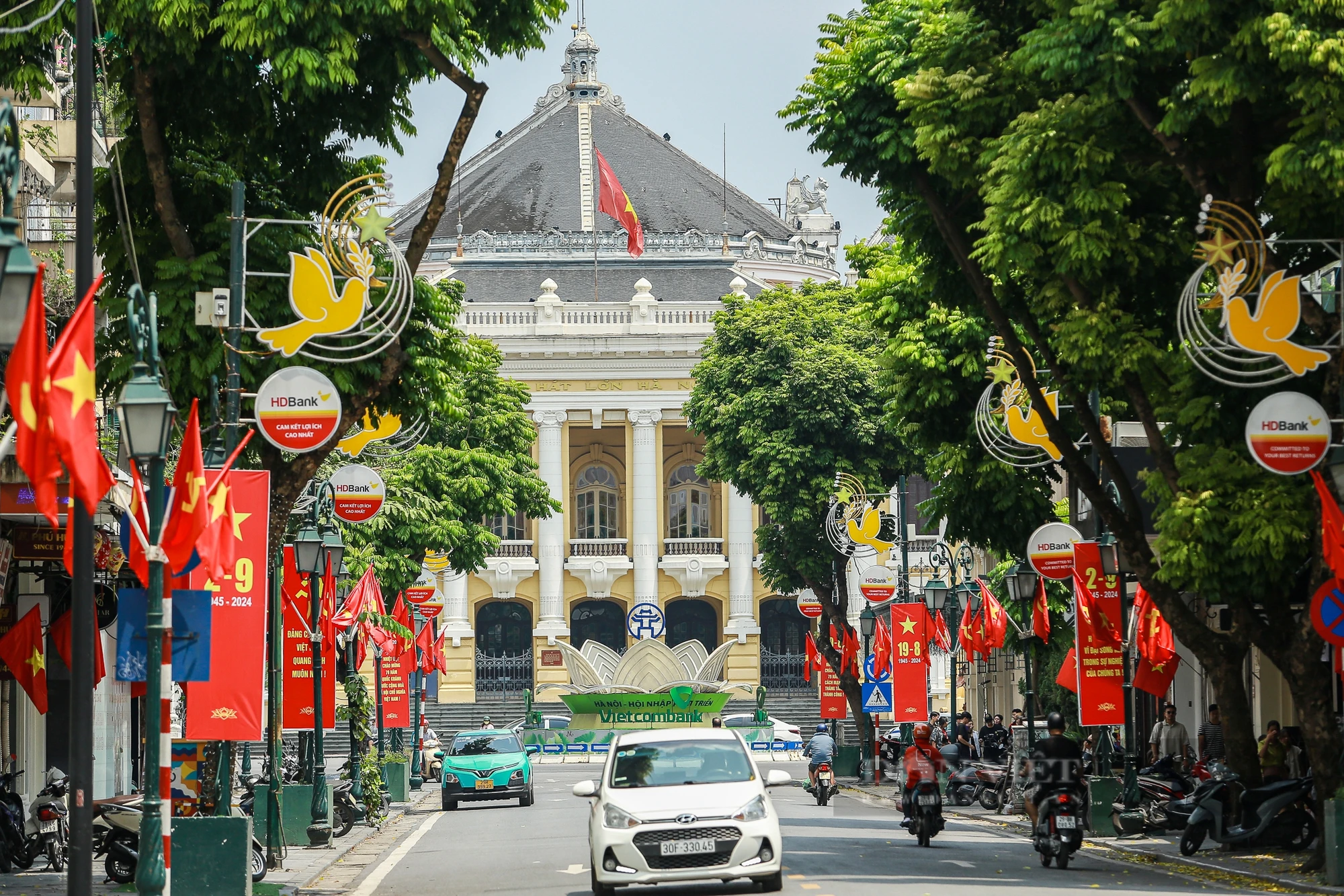 Đường phố Hà Nội, TP HCM rực rỡ cờ hoa mừng Quốc khánh