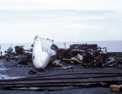 Thảm họa tàu sân bay Mỹ ở vịnh Bắc Bộ 1967 (2)
