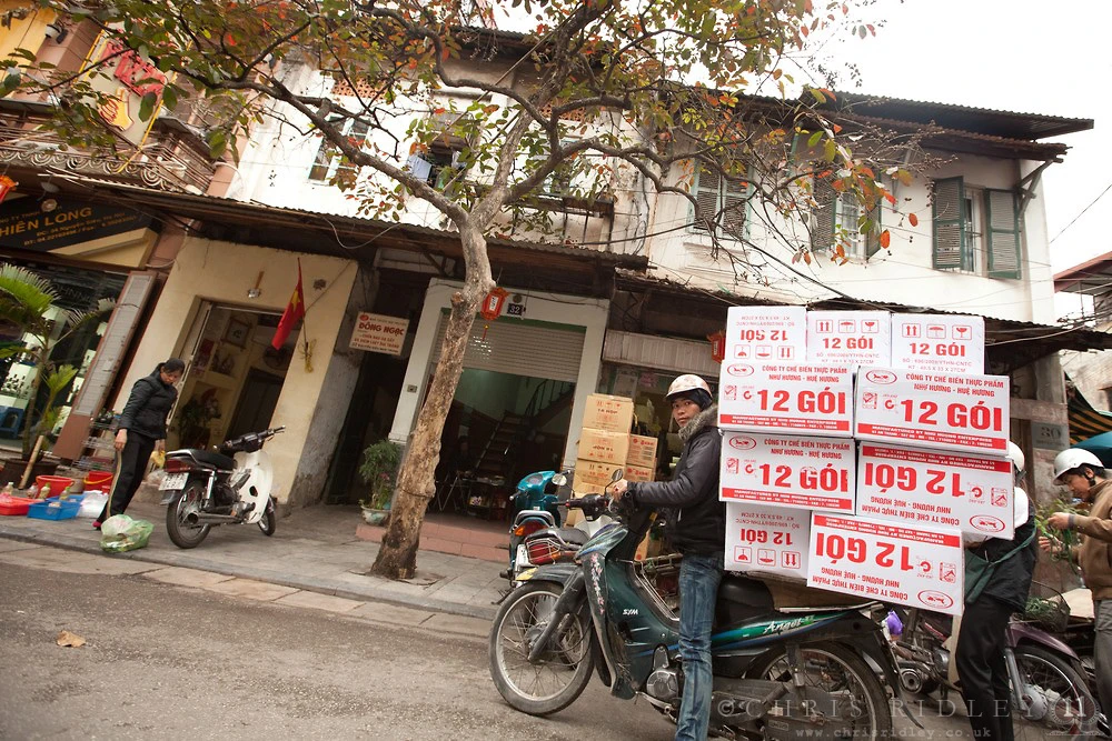 Việt Nam tròn 10 năm trước “độc lạ” qua ống kính Tây