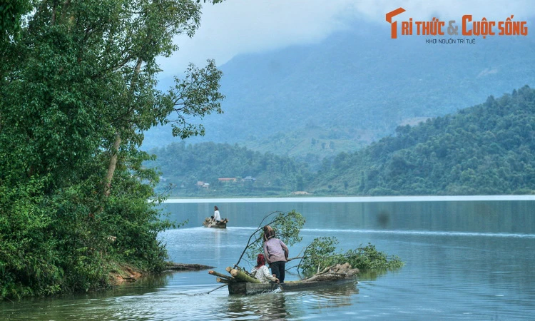 Khám phá hồ nước được ví như “Vịnh Hạ Long” của Điện Biên