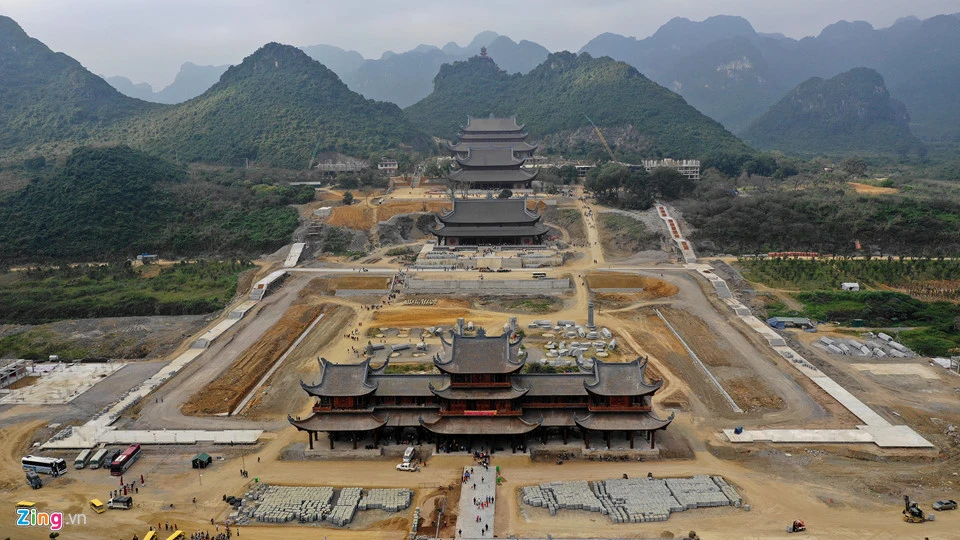 Dòng người ùn ùn đến ngôi chùa lớn nhất thế giới ở Hà Nam