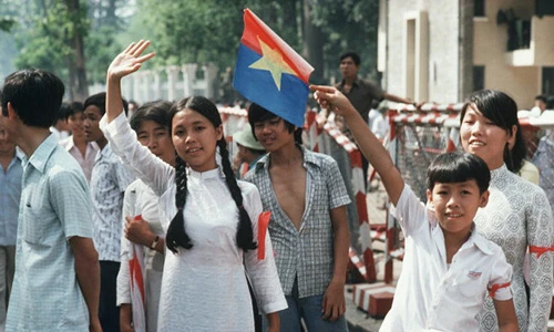 Ảnh độc: Đại lễ mừng chiến thắng ở Sài Gòn 1975 (2)