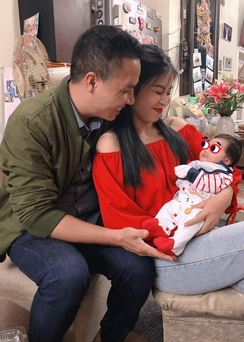 Giữa tin đồn chia tay Hoàng Linh, Mạnh Hùng đăng ảnh hai vợ chồng đi thăm một cháu gái và tuyên bố đang phấn đấu có một cô con gái.