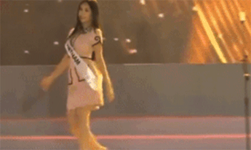 Người đẹp bị chê catwalk quá uốn lưng để khoe vòng ba, liên tục hất tóc và chớp mắt, liếc mắt. Ảnh: Vietnamnet