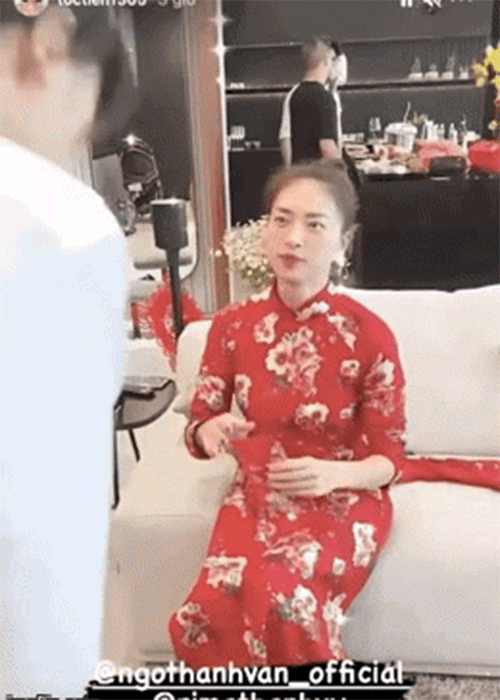 Huy Trần còn lộ diện trong video Tóc Tiên đến nhà Ngô Thanh Vân chúc Tết.