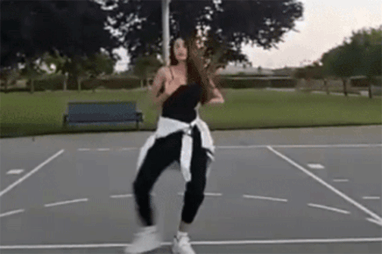 Gần đây, cô khiến người hâm mộ tò mò khi đăng đoạn video nhảy ngẫu hứng với những động tác lắc eo, uốn hông gợi cảm.