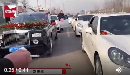 Video: Chú rể ngơ ngác vì rước được 3 cô dâu và sự thật