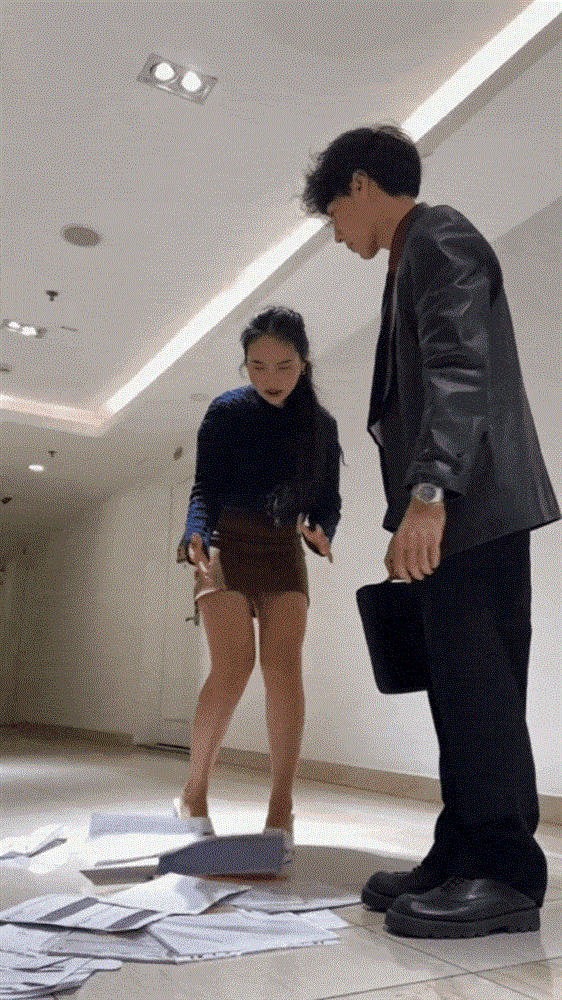 Mới đây, cô nàng còn thử sức với những kiểu chân váy ôm ngắn, ôm trọn vòng 3. Combo hơi hướng đồ công sở nhưng lại gài gắm yếu tố gợi cảm, trưởng thành của người phụ nữ qua thiết kế váy ngắn giúp Phương Mỹ Chi khoe được vóc dáng nảy nở của cô thiếu nữ. Dù là lần đầu diện trang phục khá táo bạo nhưng Phương Mỹ Chi vẫn ghi điểm bởi sự khéo léo khi dùng tay che chắn ống kính máy quay đang chĩa ở góc hướng từ dưới lên.