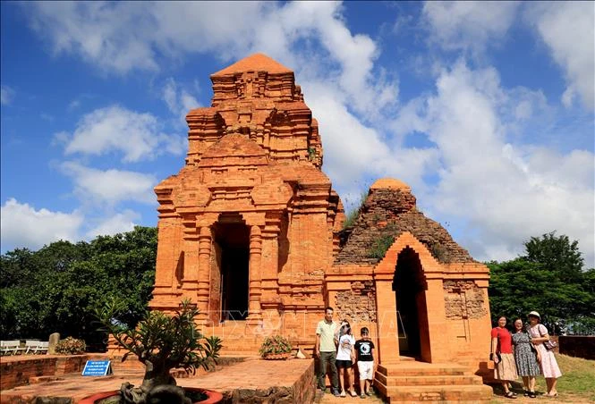 Vẻ đẹp tháp cổ Po Sah Inư trên đồi Bà Nài, Bình Thuận
