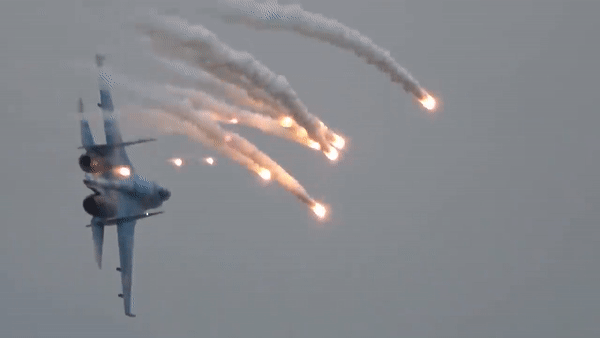 Trang web của công ty này có trang về máy bay Su-27 và cho biết "chúng tôi vận hành máy bay do khách hàng sở hữu, bao gồm cả máy bay chiến đấu thế hệ thứ tư như F-16 và SU-27". Trong các thông tin đăng tải, Pride Aircraft đã luôn bác bỏ hai chiếc Su-27 này đã được sử dụng cho bất kỳ mục đích quân sự nào. Theo The Drive, Military Today.