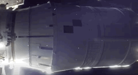 Khoảnh khắc Orion tách khỏi Interim Cryogenic Propulsion Stage (ICPS). Đây là tầng trên của tên lửa SLS, chứa động cơ đẩy tàu vũ trụ tiếp cận quỹ đạo quanh Mặt Trăng. Trong khi tên lửa đẩy và thùng nhiên liệu của SLS đã rơi xuống biển sau khi phóng, ICPS quay quanh quỹ đạo Mặt Trời cho đến khi ngừng hoạt động.