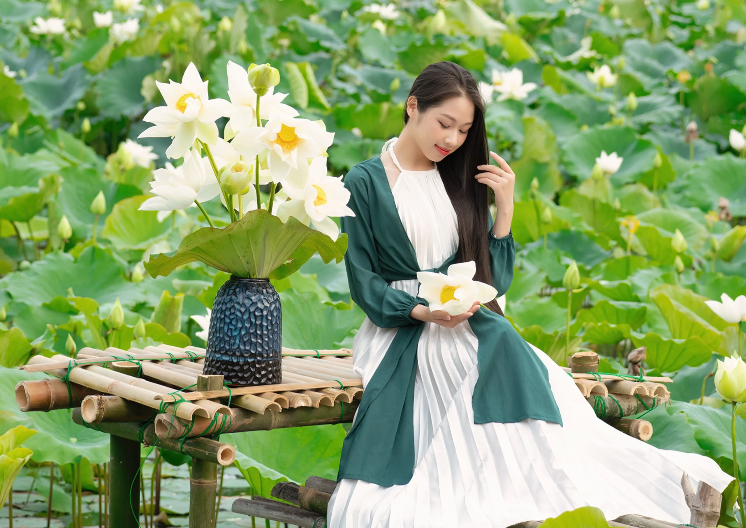 Thiếu nữ xứ Huế tạo dáng cùng hoa sen mùa hạ đẹp nao lòng