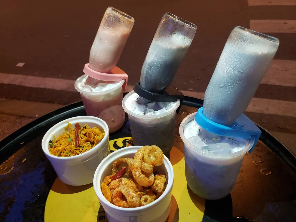 Sốt xình xịch trào lưu trà sữa úp ngược của giới trẻ Sài thành