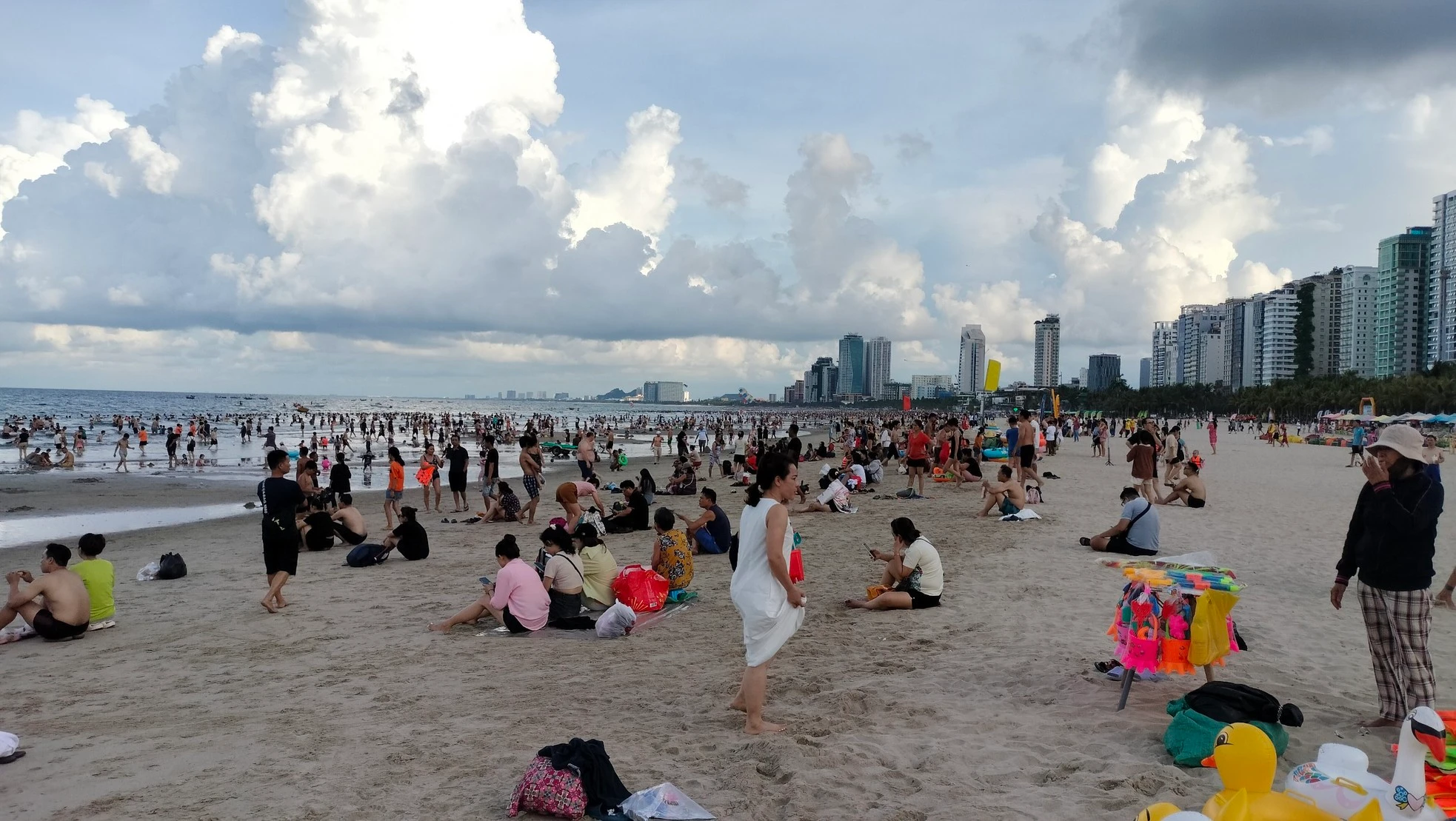 Tối xem pháo hoa, ngày tắm ở bãi biển "đẹp nhất hành tinh"