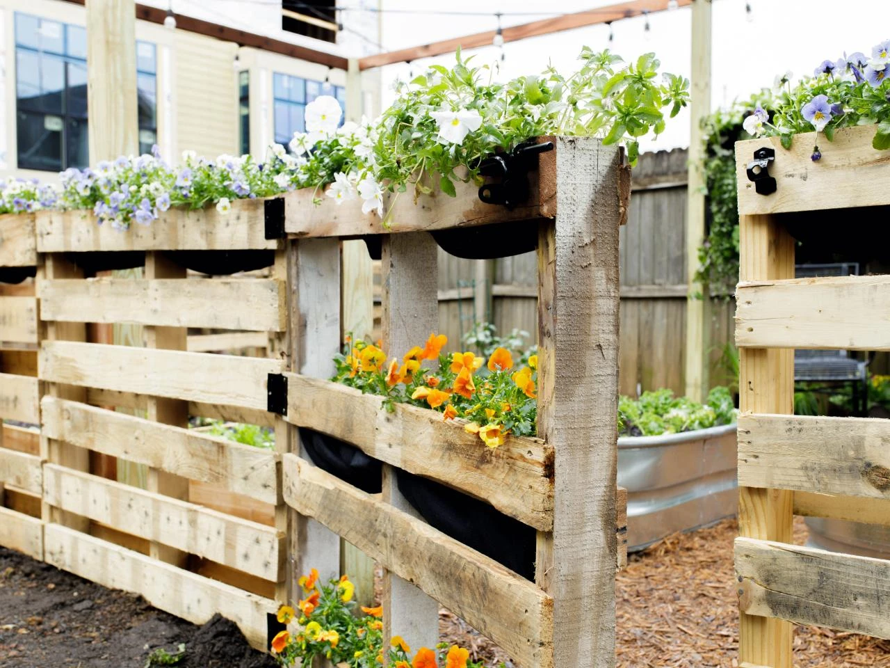 Cách tái sử dụng tấm pallet gỗ thành đồ lưu trữ hiệu quả 