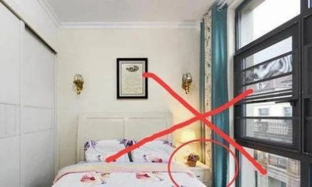 Kê đầu giường phòng ngủ kiểu này, bảo sao càng sống càng nghèo khó