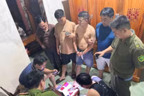 Bóc gỡ đường dây hàng trắng, thu giữ 328 viên ma túy