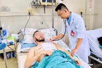 Người đàn ông nước ngoài thoát 'cửa tử' sau khi bị đâm thủng tim