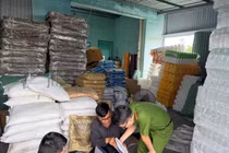 Đột kích cơ sở sản xuất phân bón không phép ở Khánh Hoà