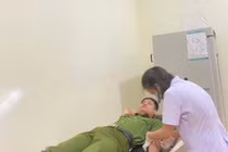 Chiến sĩ Công an vượt bão số 10 hiến máu cứu người