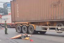 Va chạm với xe đầu kéo, người phụ nữ đi xe đạp tử vong