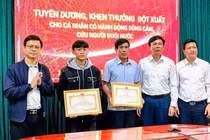 Khen thưởng hai cha con cứu người trên sông Gianh