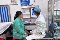 Gắp thành công xương cá hình chữ T trong khí quản người phụ nữ