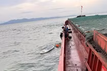 Cứu sống 2 bố con lênh đênh suốt đêm trên biển ở Hà Tĩnh