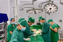Phẫu thuật cứu sống trẻ sơ sinh bị hở thành bụng, quai ruột lộ ra ngoài