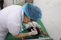 Bé gái bị cha dượng bạo hành ở Hà Tĩnh phải khâu 7 mũi ở đầu