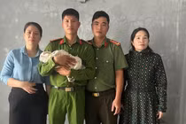 Bé trai sơ sinh bị bỏ rơi trong chùa cổ ở Quảng Trị