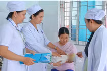 Cứu sống hai mẹ con sản phụ bị nhau bong non thể nặng ở Vĩnh Long