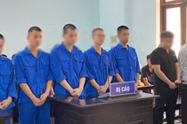 “Bay lắc” ở quán karaoke, nhóm bạn cùng nhau vào tù