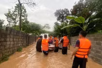 Mưa trắng trời, nhiều nơi ở Thái Nguyên ngập sâu