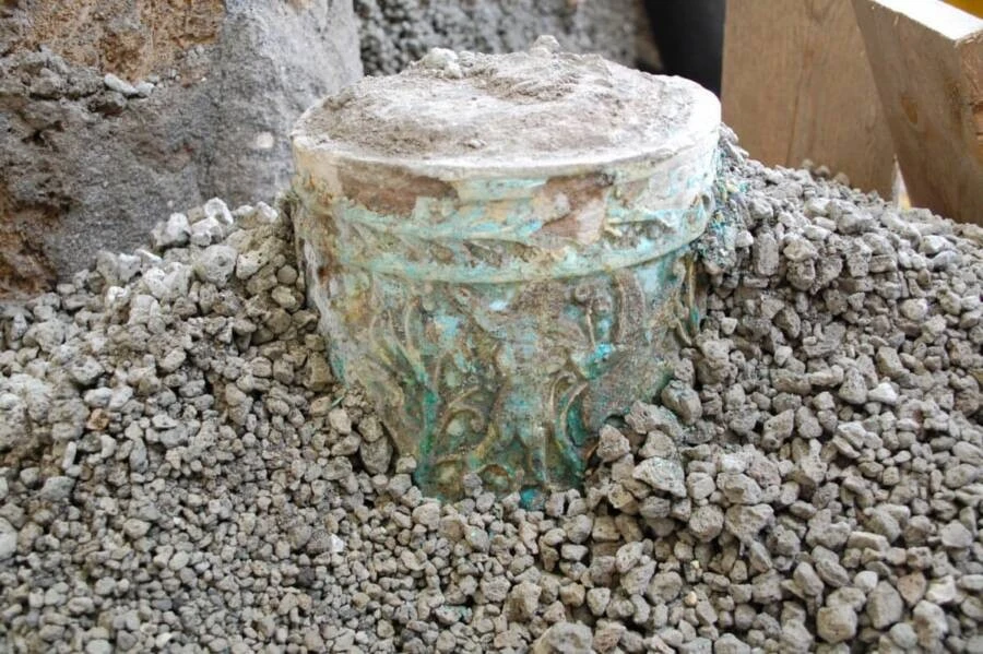 Bình gốm Ai Cập cổ đại xuất hiện bất ngờ ở Pompeii La Mã