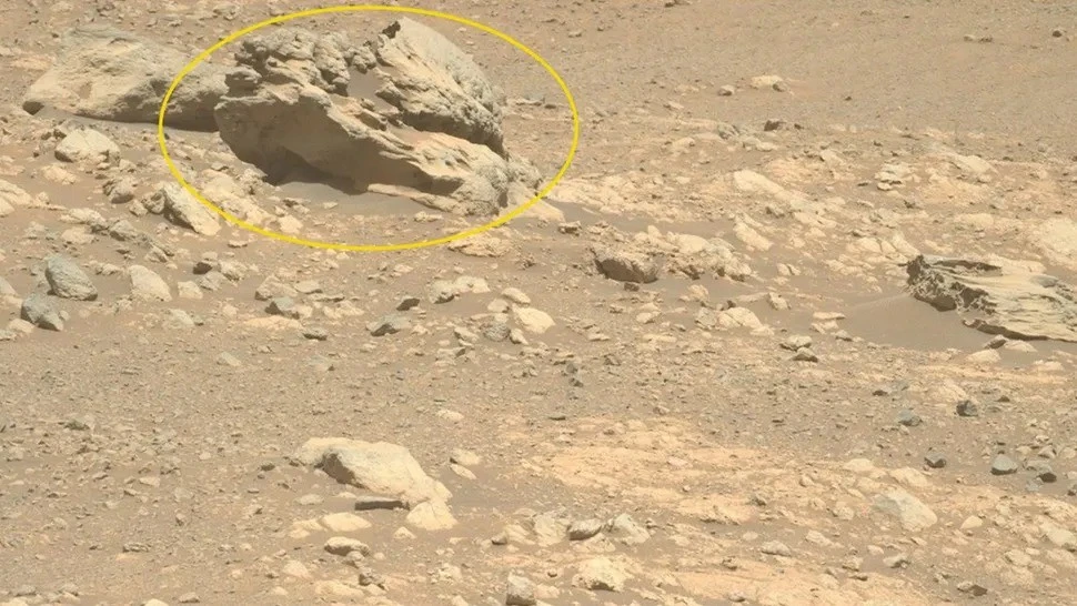 Xe tự hành của NASA phát hiện tảng đá 'lạ' trên sao Hỏa