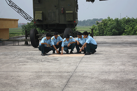 Muc kich bo doi VN bao duong ten lua Volga
