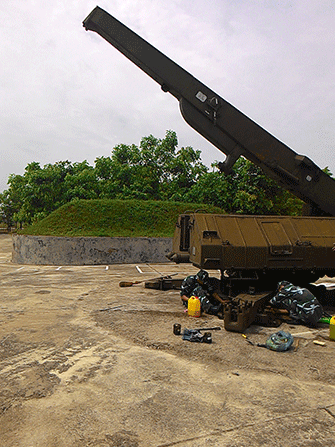 Bảo dưỡng các linh kiện điện tử và cơ khí của bệ tên lửa dưới nắng nóng.