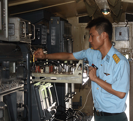 Họ tỷ mẩn tháo từng linh kiện để bảo dưỡng, kiểm tra độ chính xác của các tham số.