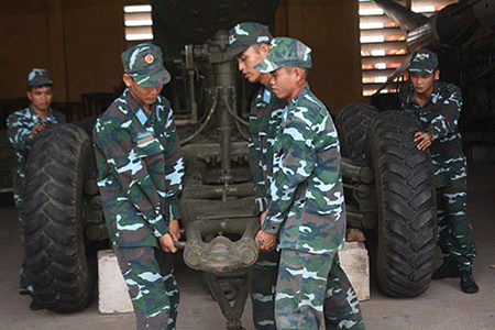 Công việc định kỳ năm không hề nhẹ nhàng, bởi cán bộ, chiến sĩ phải bảo dưỡng cả phần cơ khí của tổ hợp tên lửa phòng không Volga rất cồng kềnh và nặng nề.