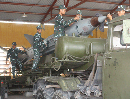 Phối hợp bảo dưỡng, kiểm tra thông số kỹ thuật của đạn tên lửa trong quá trình làm công tác định kỳ.