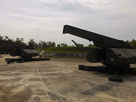 Bệ phóng tên lửa phòng không Volga nằm trên nền bê tông bỏng rát vì nắng nóng kéo dài.